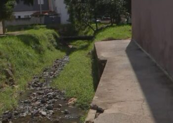 Obras em córrego causam danos a casas e desabamento de calçada em Sorocaba