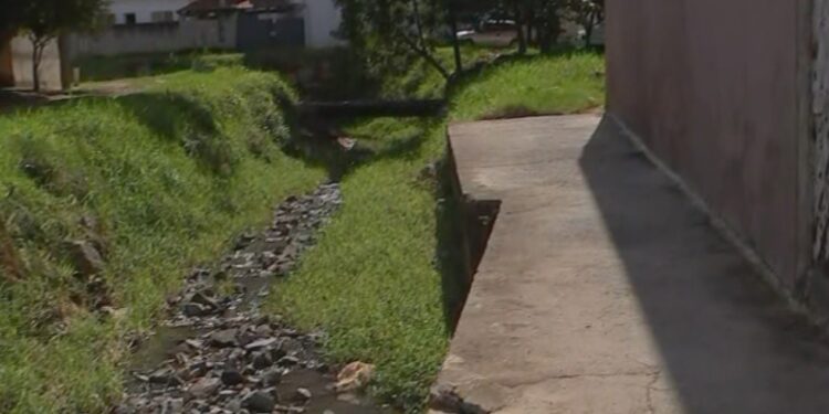 Obras em córrego causam danos a casas e desabamento de calçada em Sorocaba