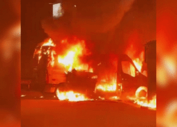 VÍDEO: van da Saúde pega fogo durante traslado de dez pacientes no interior de SP