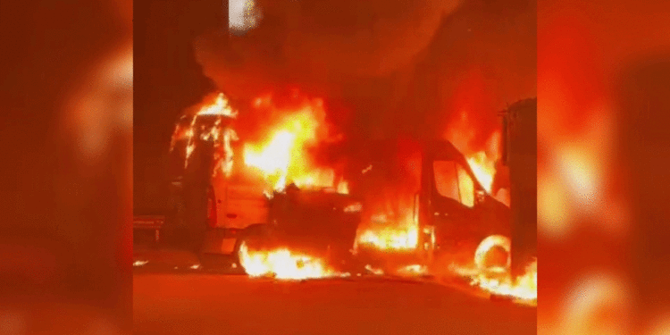 VÍDEO: van da Saúde pega fogo durante traslado de dez pacientes no interior de SP