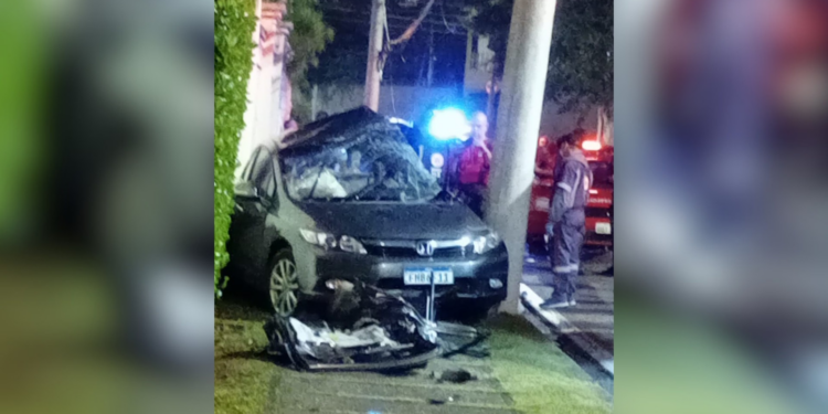 Jovem morre após bater carro contra poste em Sorocaba