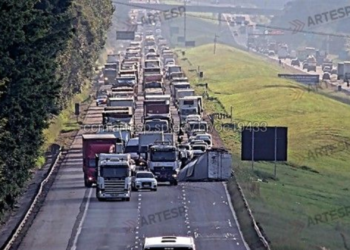 Pneu fura e caminhão com 2 toneladas de perfume tomba em São Roque