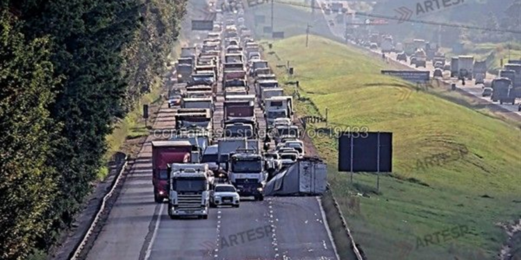 Pneu fura e caminhão com 2 toneladas de perfume tomba em São Roque