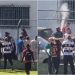 Torcedores invadem vestiário de atletas e provocam briga generalizada em estádio de Votorantim; vídeo