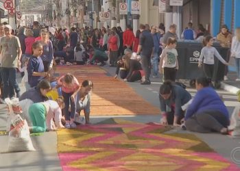 Dois quilômetros de tapetes colorem as ruas do Centro Histórico de Itu no feriado de Corpus Christi