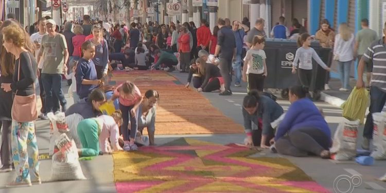 Dois quilômetros de tapetes colorem as ruas do Centro Histórico de Itu no feriado de Corpus Christi