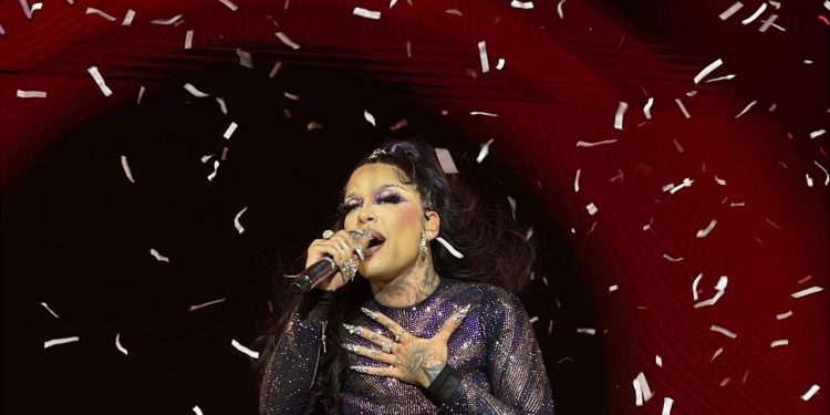 'Eita, Glória (Groove)!': com show versátil, cantora apresenta música nova pela primeira vez e reúne 'todas as tribos' na Festa Junina de Votorantim
